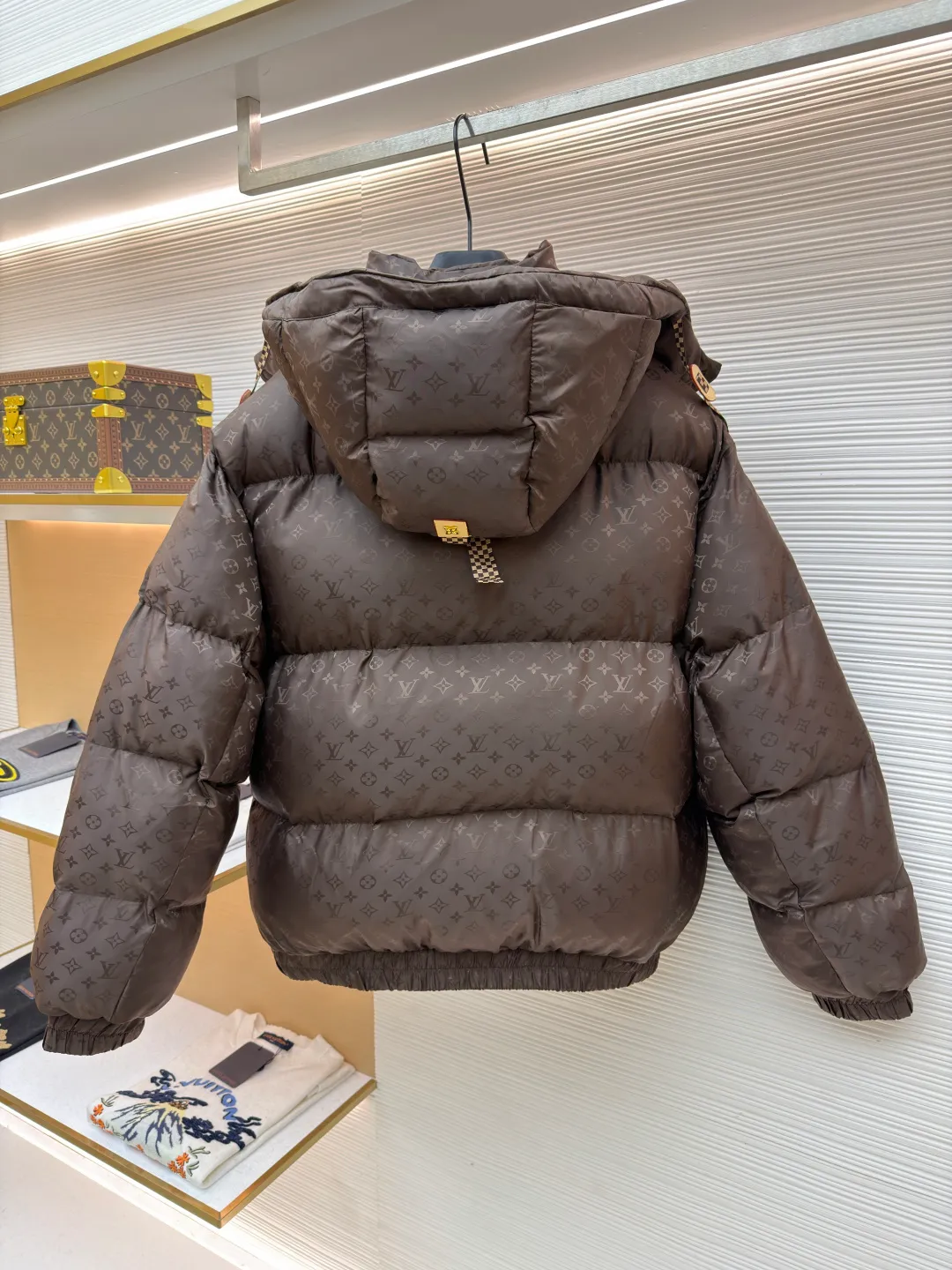LOUIS VUITTON SKI ski series printed down jacket ●Original version: 35000 purchased and developed ●Item number: 1682303-C75 ●Fabric: white goose down fabric ●Technology: mechanical down filling ●Color: brown ●Version: fitted version ●Weight: about 1750 grams ●Size: 48-50-52-54 ●Description: This LV dark pattern down jacket is made of customized jacquard fabric technology: the body is made of high-gloss nylon material, and the whole body is embossed with Monogram dark pattern. The seamless fusion of pattern and fabric is achieved through fine heat pressing technology, which has both texture and recognition. It adopts zoned down-filling quilting technology, and divides the down-filling areas according to ergonomics to ensure warmth. At the same time, it avoids bloat; the hooded design is equipped with an adjustable drawstring (with leather trim), and the double-button closure on the collar enhances windproofness. The pockets are three-dimensional patch pockets + hidden snap button structure. The cuffs and hem are edged with elastic ribs. The metal snap buttons in the details echo the brand logo. The overall body is adapted to a variety of body shapes through 3D three-dimensional tailoring, taking into account functionality and luxury. The overall wiring is straight and delicate, the fabric is comfortable and soft, and the color is consistent without color difference. It can be matched with the same style to create a fashionable look and control various occasions. Customized accessories, complete with three standards, same style for men and women!